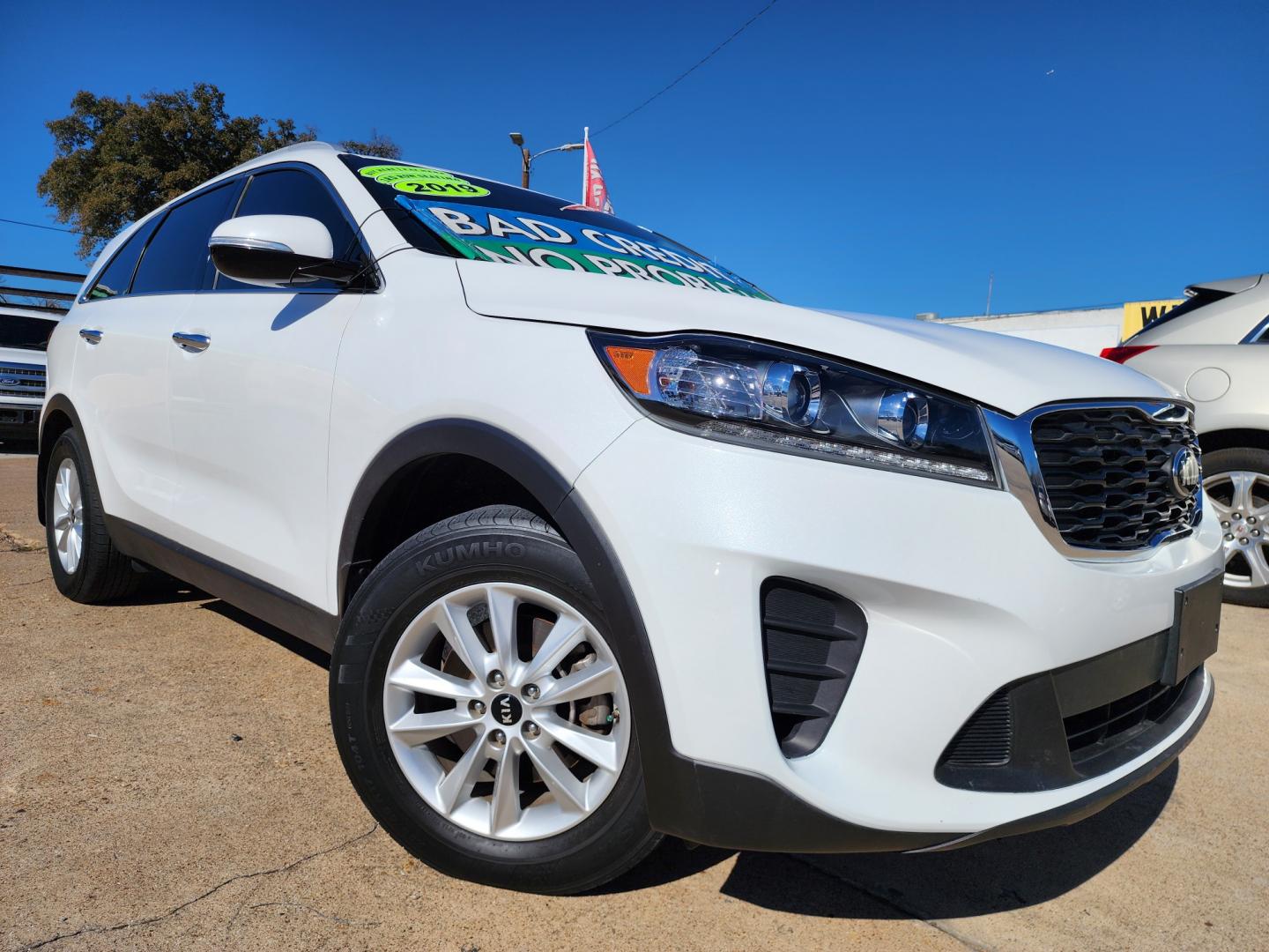 2019 DIAMOND WHITE Kia Sorento LX (5XYPG4A32KG) , AUTO transmission, located at 2660 S.Garland Avenue, Garland, TX, 75041, (469) 298-3118, 32.885551, -96.655602 - Welcome to DallasAutos4Less, one of the Premier BUY HERE PAY HERE Dealers in the North Dallas Area. We specialize in financing to people with NO CREDIT or BAD CREDIT. We need proof of income, proof of residence, and a ID. Come buy your new car from us today!! This is a LIKE BRAND NEW 2019 KIA SOR - Photo#0